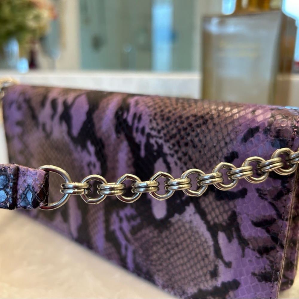 Purple snakeskin purse with short shoulder strap, chain detail. Magnet closure. - Picture 9 of 16